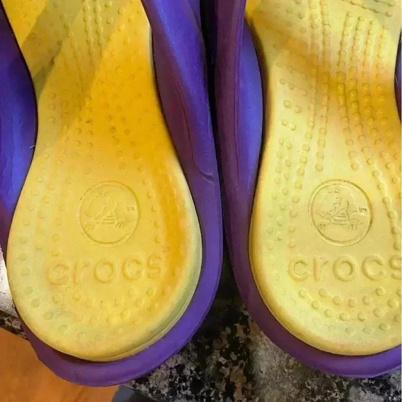 Crocs LSU Tigers Men’s 7 Women’s 9 Purple Yellow Flip Flop Thong Sandals Shoes - Picture 10 of 13